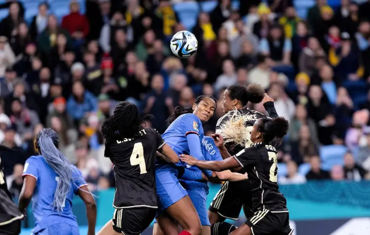 澳客vip注册-巴西女足获胜，精彩比赛赢得球迷喝彩(巴西女足高兴早了)