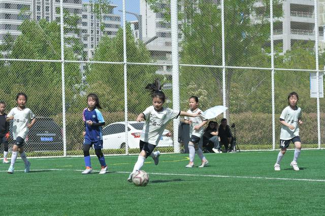 澳客网页版入口-绿茵场上激烈角逐，谁能笑到最后？的简单介绍