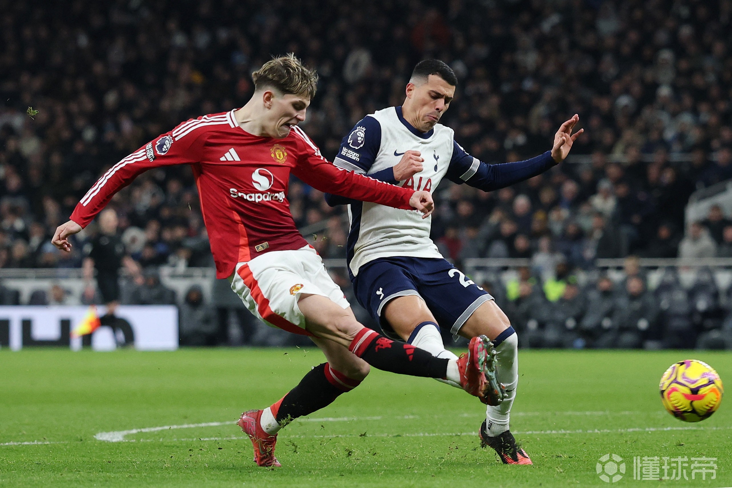 澳客app下载-曼联球员备战重要比赛，联手拼搏争胜