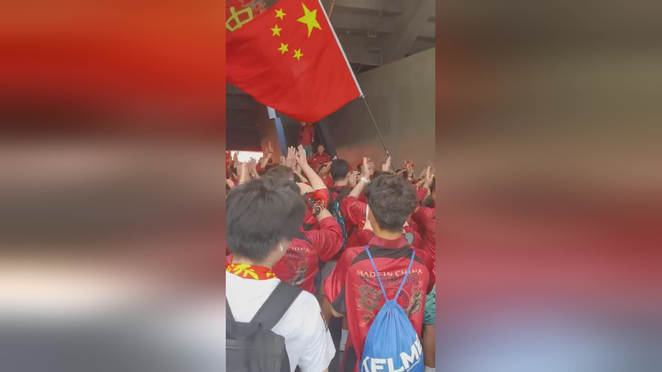 澳客娱乐-球迷疯狂助威，现场气氛动人