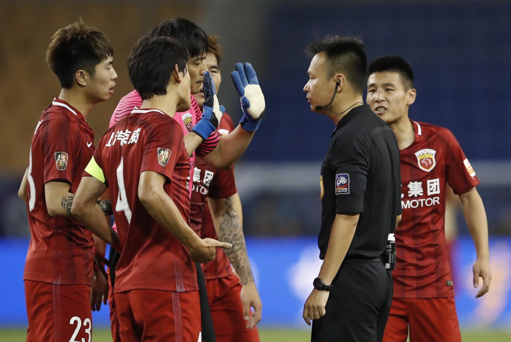 澳客网页版入口-裁判判罚引发争议，联赛管理层召开紧急会议